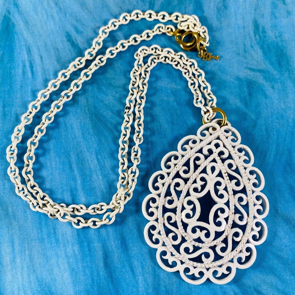 Vintage Crown TRIFARI Pendant Necklace Modernist Flower White Enamel